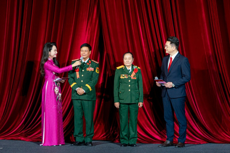 Tiết mục giao lưu với hai chứng nhân lịch sử trực tiếp góp sức vào đại thắng mùa Xuân năm 1975 Tiết mục giao lưu với hai chứng nhân lịch sử trực tiếp góp sức vào đại thắng mùa Xuân năm 1975