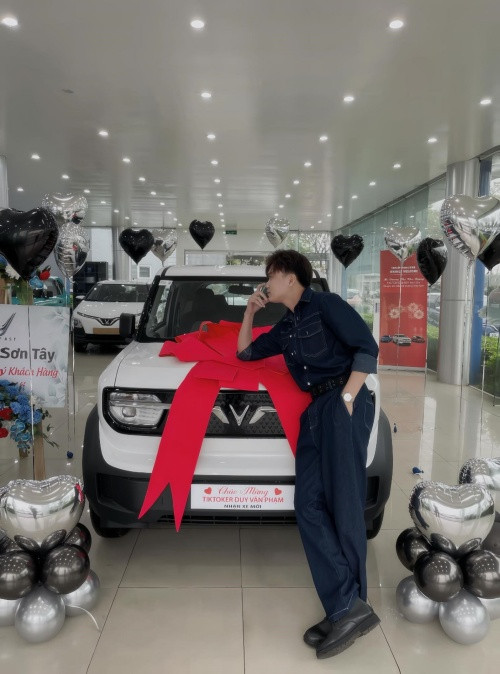 Tiktoker Duy Văn Phạm cùng chiếc VinFast VF 3 mới nhận hồi tháng 2 Tiktoker Duy Văn Phạm cùng chiếc VinFast VF 3 mới nhận hồi tháng 2