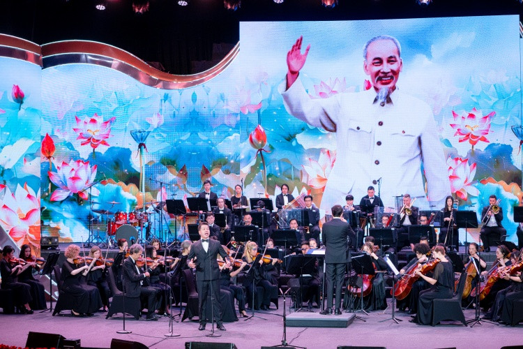 Dàn nhạc Giao hưởng Mặt trời thăng hoa cùng các nghệ sĩ trong đêm nhạc. Dàn nhạc Giao hưởng Mặt trời thăng hoa cùng các nghệ sĩ trong đêm nhạc.