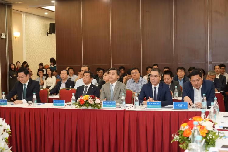 Hội thảo có sự tham gia của Thứ trưởng Bộ Y tế Trần Văn Thuấn cùng lãnh đạo các đơn vị bộ, ngành, địa phương, đại diện Tập đoàn Vingroup và các bệnh viện Hội thảo có sự tham gia của Thứ trưởng Bộ Y tế Trần Văn Thuấn cùng lãnh đạo các đơn vị bộ, ngành, địa phương, đại diện Tập đoàn Vingroup và các bệnh viện