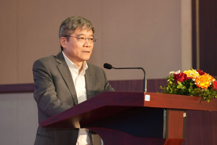 TS. BS Phùng Nam Lâm - Phó Tổng giám đốc chuyên môn Hệ thống Y tế Vinmec trình bày tham luận về dự án Xây dựng hệ thống cấp cứu trước viện TS. BS Phùng Nam Lâm - Phó Tổng giám đốc chuyên môn Hệ thống Y tế Vinmec trình bày tham luận về dự án Xây dựng hệ thống cấp cứu trước viện