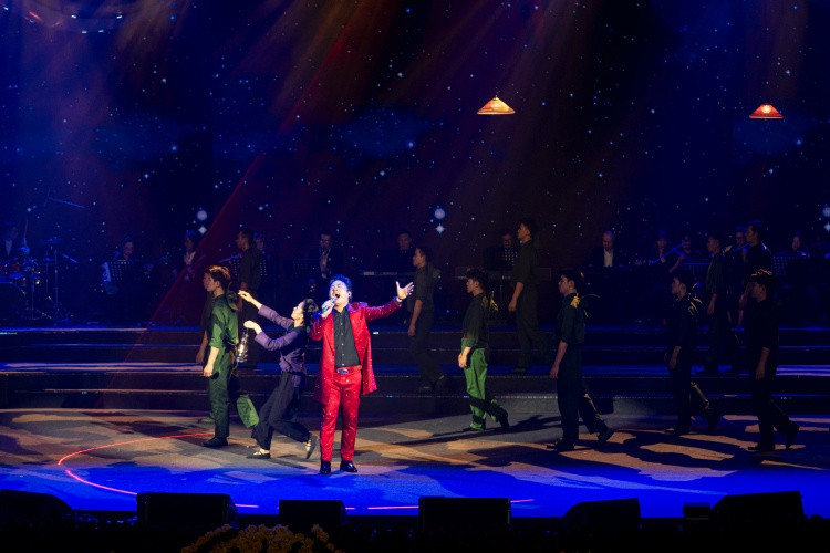 Nhiều giọt nước mắt đã rơi khi nghe khúc tráng ca “Màu hoa đỏ” của cố nhạc sỹ Thuận Yến qua giọng ca của ca sỹ Tùng Dương. Nhiều giọt nước mắt đã rơi khi nghe khúc tráng ca “Màu hoa đỏ” của cố nhạc sỹ Thuận Yến qua giọng ca của ca sỹ Tùng Dương.