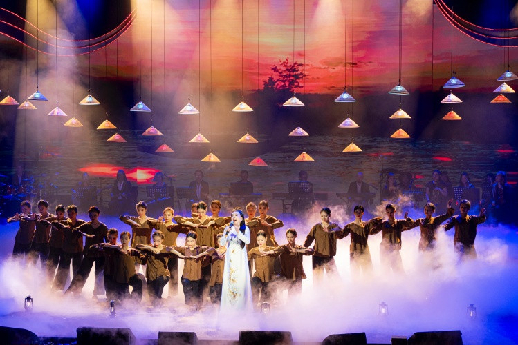 Chương trình có sự góp mặt của những giọng ca đi cùng năm tháng như NSND Thu Hiền, NSND Quang Thọ, NSƯT Đăng Dương…. Chương trình có sự góp mặt của những giọng ca đi cùng năm tháng như NSND Thu Hiền, NSND Quang Thọ, NSƯT Đăng Dương….