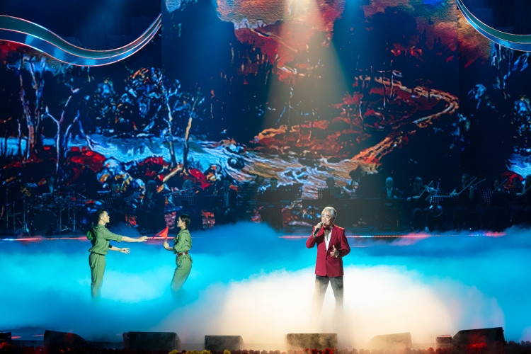 Những ca khúc cách mạng đã đưa khán giả qua từng cung bậc cảm xúc, vừa xúc động, vừa tự hào Những ca khúc cách mạng đã đưa khán giả qua từng cung bậc cảm xúc, vừa xúc động, vừa tự hào