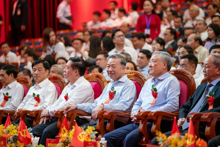 Tổng Bí Thư Tô Lâm- Ủy viên Bộ Chính trị, Bí thư Trung ương Đảng cùng các vị lãnh đạo Bộ Chính trị, Trung ương Đảng tham dự chương trình. Tổng Bí Thư Tô Lâm- Ủy viên Bộ Chính trị, Bí thư Trung ương Đảng cùng các vị lãnh đạo Bộ Chính trị, Trung ương Đảng tham dự chương trình.