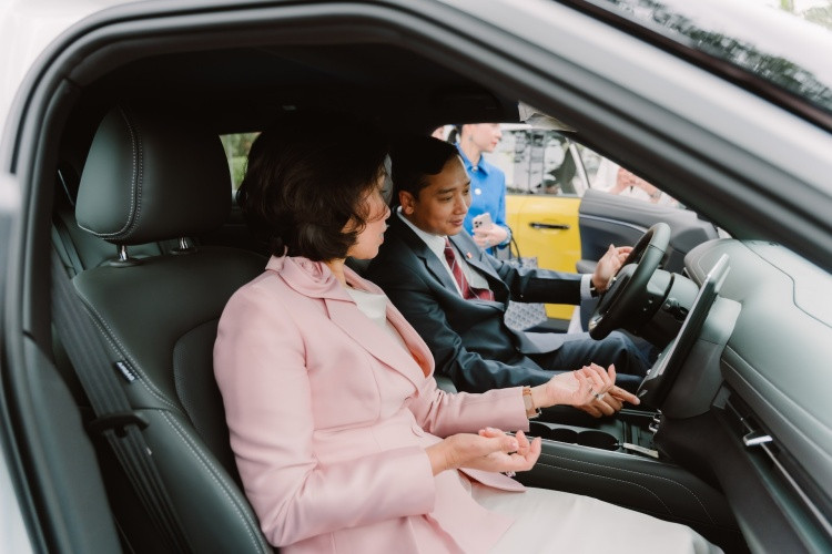 Ông Nguyễn Việt Oanh, Chủ tịch UBND tỉnh Bắc Giang trải nghiệm ô tô điện VinFast