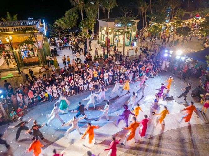 Tại Chợ đêm Vui Fest ("thị trấn Hoàng Hôn", Phú Quốc), du khách có thể đi chợ, ăn uống và xem các show trình diễn nghệ thuật hàng ngày