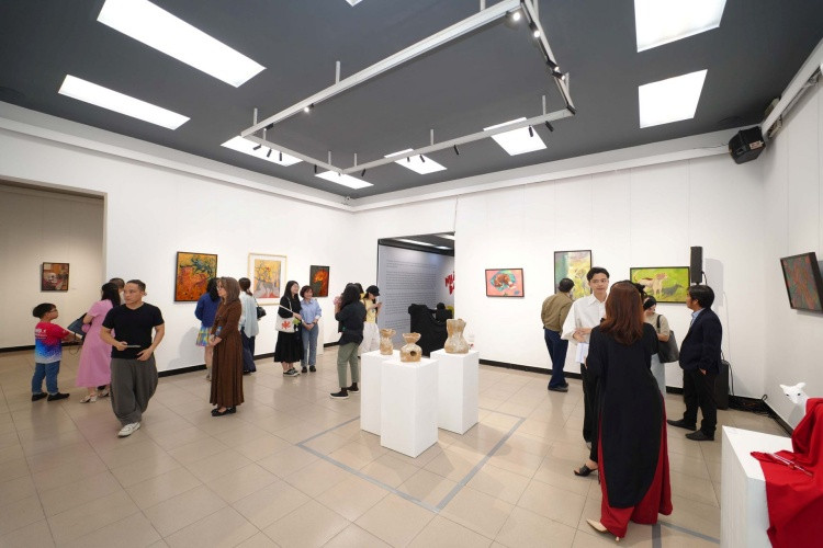 Đông đảo khách đến thưởng lãm các tác phẩm nghệ thuật độc đáo Đông đảo khách đến thưởng lãm các tác phẩm nghệ thuật độc đáo