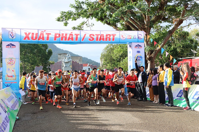 Không khí thi đấu của các VĐV sôi động và quyết liệt ngày từ vạch xuất phát