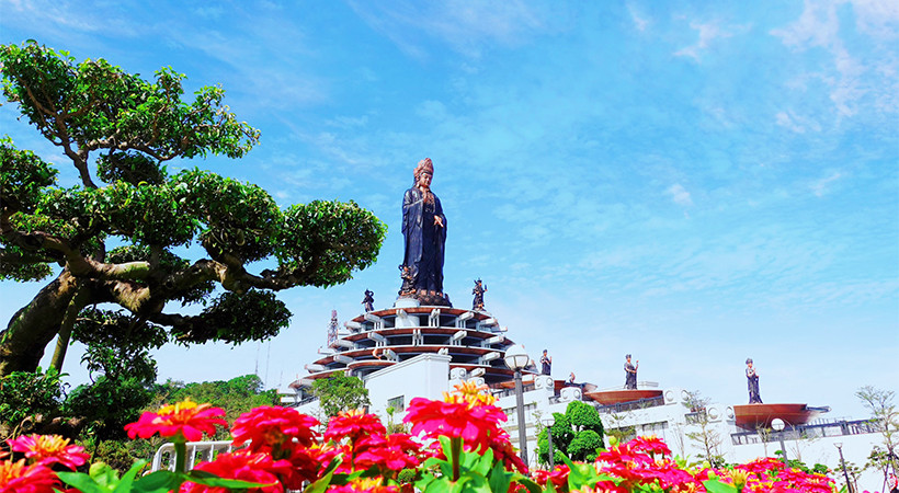 Tượng Phật Tây Bổ Đà Sơn trên đỉnh núi Bà Đen rực sắc hoa Tượng Phật Tây Bổ Đà Sơn trên đỉnh núi Bà Đen rực sắc hoa