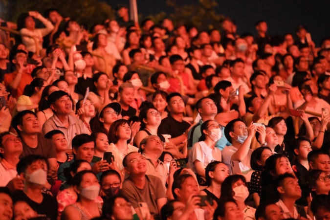 Các màn trình diễn pháo hoa bùng nổ với “sức nóng” của khán giả