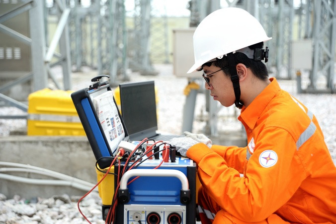 Công nhân EVNHANOI thí nghiệm trạm biến áp chuẩn bị cho cao điểm mùa nắng nóng Công nhân EVNHANOI thí nghiệm trạm biến áp chuẩn bị cho cao điểm mùa nắng nóng