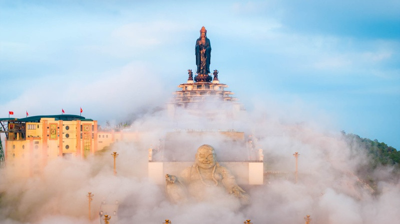 Toàn cảnh đỉnh núi Bà Đen. Ảnh: Nguyễn Minh Tú Toàn cảnh đỉnh núi Bà Đen. Ảnh: Nguyễn Minh Tú