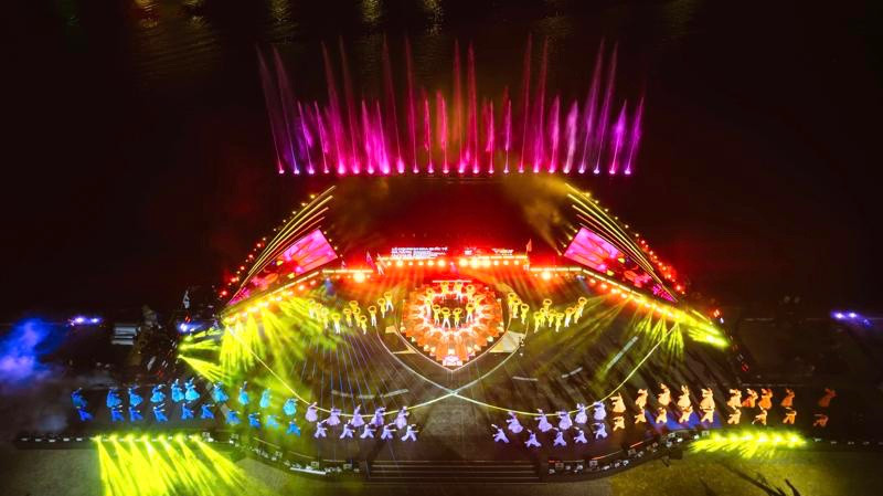 Hơn cả một màn trình diễn, đó là sự tổng hòa của chương trình nghệ thuật đa sắc màu