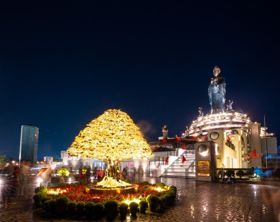 Cây bồ đề vàng đặt trang trọng tại quảng trường Tây Bổ Đà Sơn. Ảnh: Sun World Ba Den Mountain Cây bồ đề vàng đặt trang trọng tại quảng trường Tây Bổ Đà Sơn. Ảnh: Sun World Ba Den Mountain