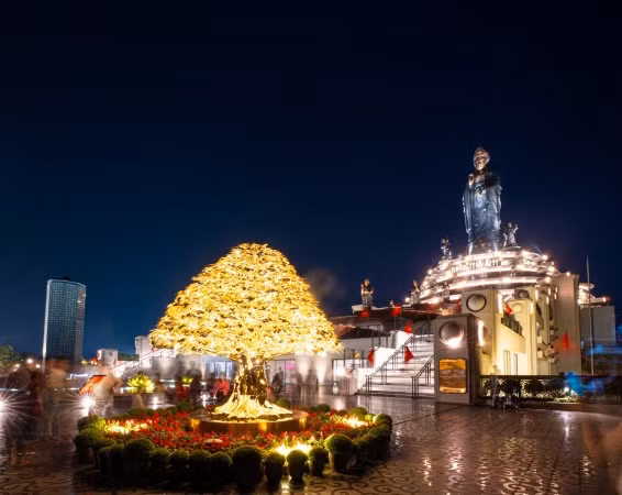 Cây bồ đề vàng đặt trang trọng tại quảng trường Tây Bổ Đà Sơn. Ảnh: Sun World Ba Den Mountain Cây bồ đề vàng đặt trang trọng tại quảng trường Tây Bổ Đà Sơn. Ảnh: Sun World Ba Den Mountain