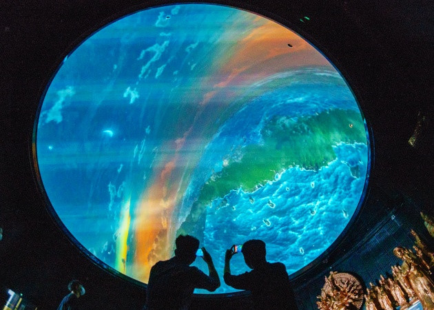 Xem phim 3D mapping tại khu triển lãm Phật giáo trên đỉnh núi Bà Đen. Ảnh: Sun World Ba Den Mountain Xem phim 3D mapping tại khu triển lãm Phật giáo trên đỉnh núi Bà Đen. Ảnh: Sun World Ba Den Mountain