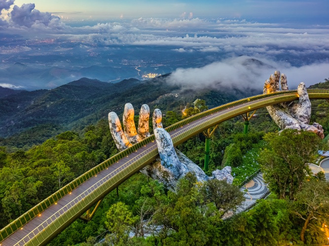 Cầu Vàng (Ba Na Hills) - biểu tượng của du lịch Đà Nẵng. Cầu Vàng (Ba Na Hills) - biểu tượng của du lịch Đà Nẵng.