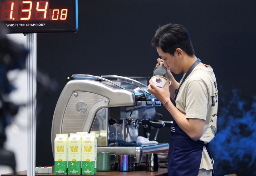 Các thí sinh thực hiện phần thi pha chế, vẽ Latte Art