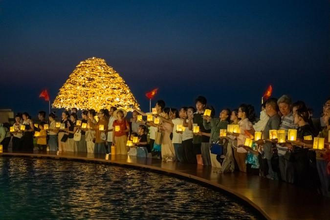 Dâng đăng trên đỉnh núi Bà Đen Dâng đăng trên đỉnh núi Bà Đen