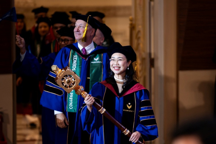 Hoạt động rước quyền trượng mở đầu buổi lễ Hoạt động rước quyền trượng mở đầu buổi lễ