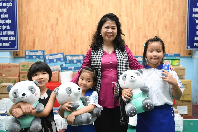 Bà Lê Tuyết Mai - Phó Chủ tịch Hội Bảo vệ quyền trẻ em Việt Nam – cùng các em tại Làng trẻ em SOS Bến Tre Bà Lê Tuyết Mai - Phó Chủ tịch Hội Bảo vệ quyền trẻ em Việt Nam – cùng các em tại Làng trẻ em SOS Bến Tre