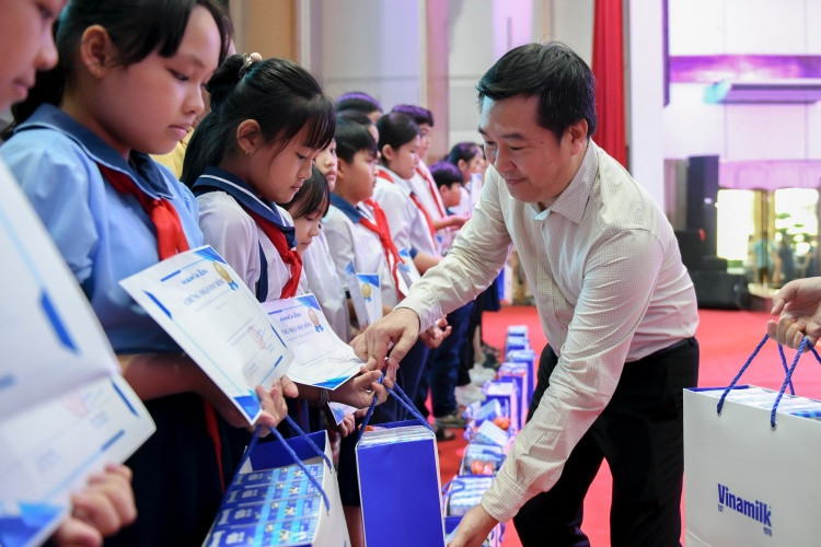 Ông Đỗ Thanh Tuấn – Giám đốc Đối ngoại Vinamilk – tặng quà 1/6 cho các em học sinh vượt khó, học giỏi trong chương trình Ông Đỗ Thanh Tuấn – Giám đốc Đối ngoại Vinamilk – tặng quà 1/6 cho các em học sinh vượt khó, học giỏi trong chương trình