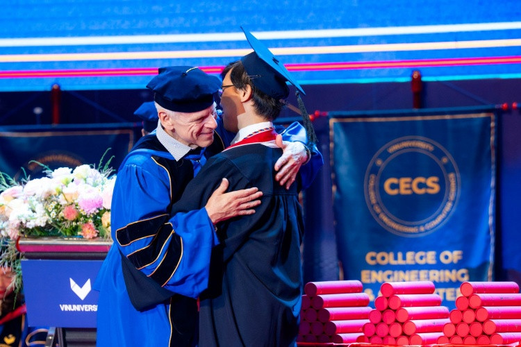 GS. Laurent El Ghaoui - Hiệu phó phụ trách nghiên cứu và đổi mới sáng tạo, Viện trưởng Viện Kỹ thuật và khoa học máy tính Truờng ĐH VinUni xúc động khi trao bằng tốt nghiệp GS. Laurent El Ghaoui - Hiệu phó phụ trách nghiên cứu và đổi mới sáng tạo, Viện trưởng Viện Kỹ thuật và khoa học máy tính Truờng ĐH VinUni xúc động khi trao bằng tốt nghiệp