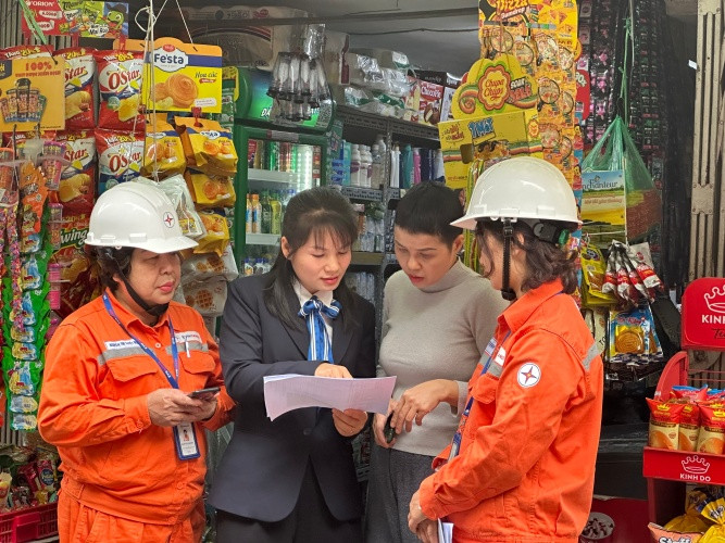 Cán bộ công nhân viên EVNHANOI cảnh báo hành vi giả mạo với khách hàng Cán bộ công nhân viên EVNHANOI cảnh báo hành vi giả mạo với khách hàng