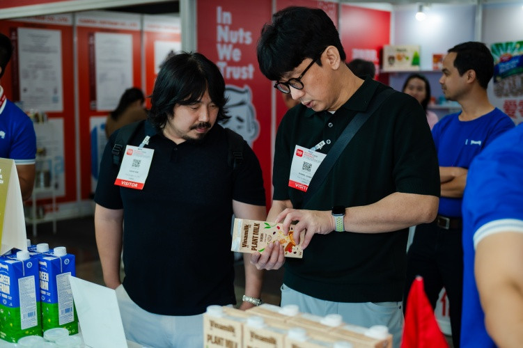 Nhiều khách hàng tìm hiểu về các sản phẩm đổi mới của Vinamilk với bước đột phá về dinh dưỡng, công nghệ và hương vị