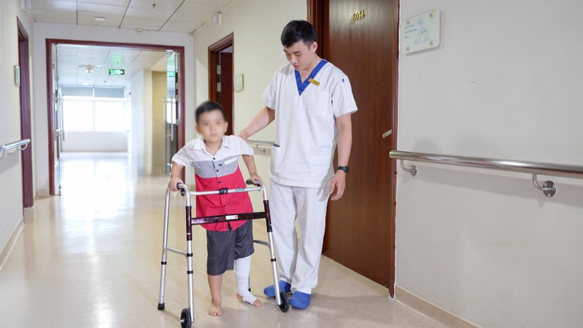 Hậu phẫu, bệnh nhân hồi phục tốt, bước đi với hỗ trợ vật lý trị liệu, hoàn toàn không có biến chứng nhiễm trùng hay thải ghép