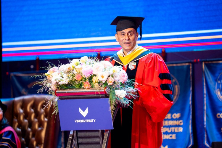 GS. Soumitra Dutta - Hiệu trưởng Trường Kinh doanh Saïd, Đại học Oxford, thành viên Hội đồng cố vấn VinUni phát biểu truyền cảm hứng cho tân khoa khóa 2 GS. Soumitra Dutta - Hiệu trưởng Trường Kinh doanh Saïd, Đại học Oxford, thành viên Hội đồng cố vấn VinUni phát biểu truyền cảm hứng cho tân khoa khóa 2