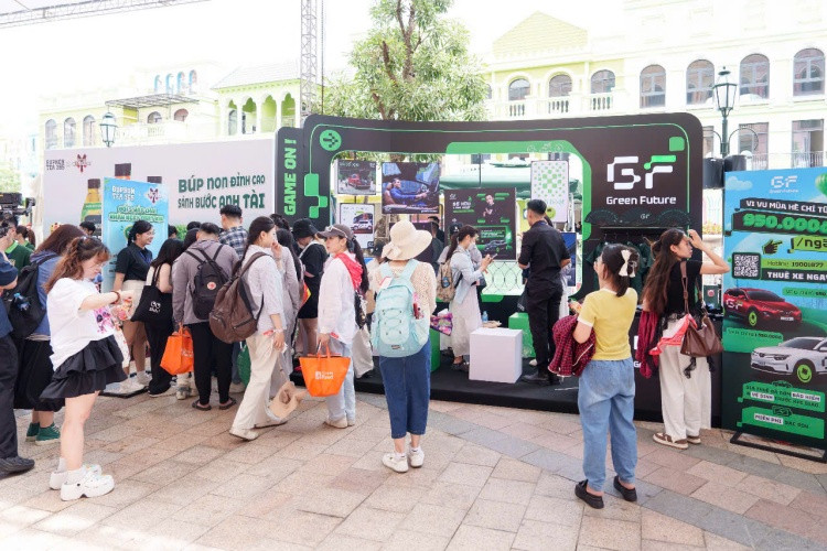 Check-in tại gian hàng của GF, các “Gai con” nhận được những phần quà cực xinh