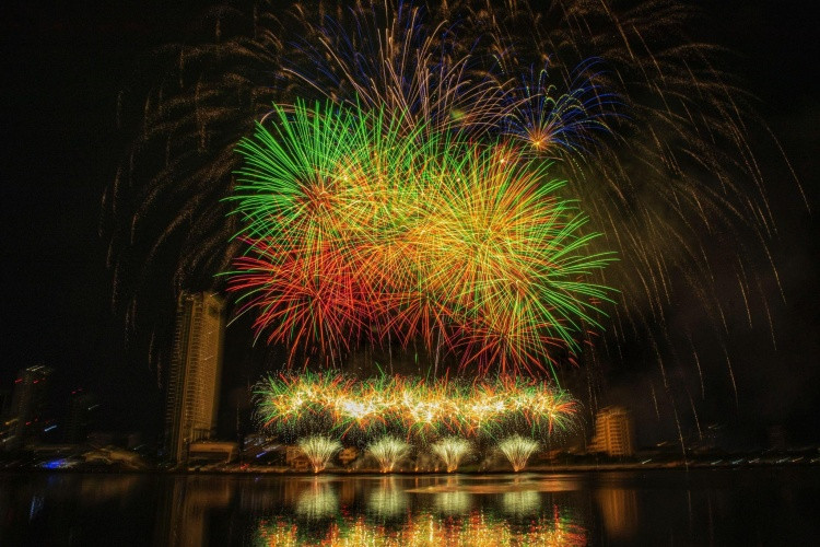 DIFF 2025 có tới 10 đội thi đấu từ 3 châu lục, là bữa tiệc nghệ thuật lớn nhất trong lịch sử lễ hội pháo hoa quốc tế Đà Nẵng