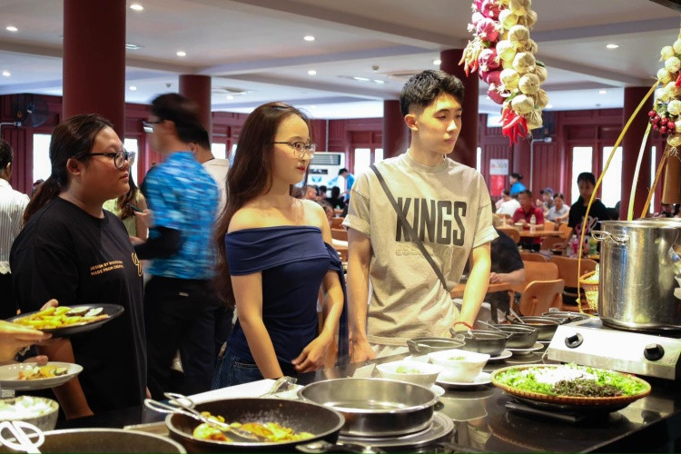 Buffet phục vụ du khách tới 80 món ăn đa dạng