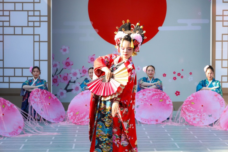 Du khách hòa mình vào văn hóa Nhật trong show Giải cứu Samurai