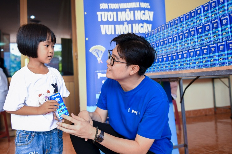 Vinamilk gửi tặng nhiều phần quà, sữa đến trẻ em trong các hoạt động thuộc chương trình “Thắp sáng những ước mơ” tại Bến Tre Vinamilk gửi tặng nhiều phần quà, sữa đến trẻ em trong các hoạt động thuộc chương trình “Thắp sáng những ước mơ” tại Bến Tre