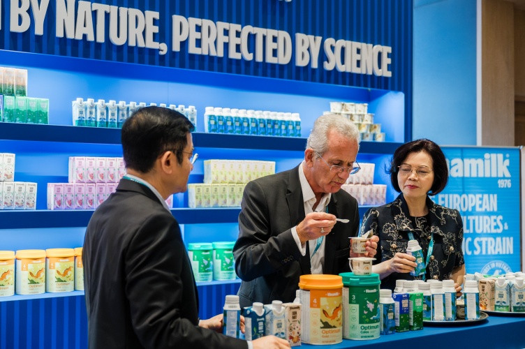 Ông Richard Hall trải nghiệm các sản phẩm sữa được Vinamilk mang đến hội nghị năm nay (Ảnh: An Minh)