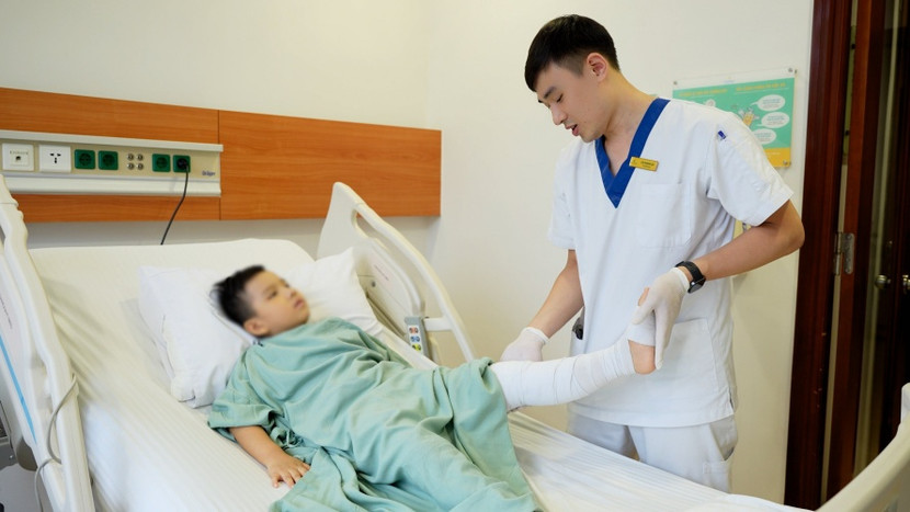 Bé Minh Đức tập phục hồi chức năng sau ca mổ