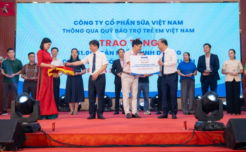 Ông Phạm Tuyên, Giám đốc chi nhánh Vinamilk Hà Nội (đứng giữa) trao bảng tượng trưng món quà 41.000 hộp sữa cho trẻ em Phú Thọ. Ông Phạm Tuyên, Giám đốc chi nhánh Vinamilk Hà Nội (đứng giữa) trao bảng tượng trưng món quà 41.000 hộp sữa cho trẻ em Phú Thọ.