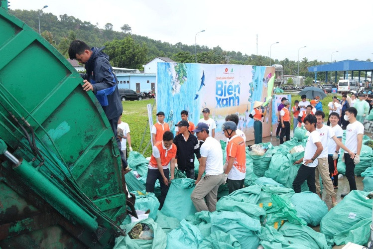 Gần 72 tấn rác được thu gom sau hơn 1 giờ triển khai chiến dịch