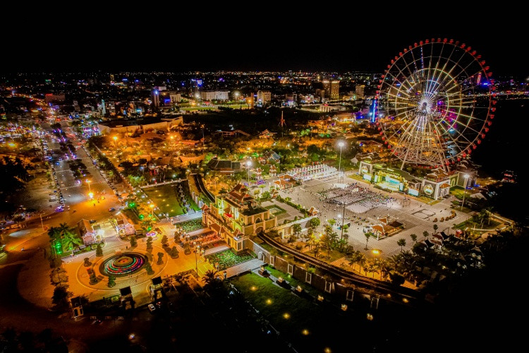 Quảng trường Sun Wheel – nơi rạp chiếu phim ngoài trời Downtown Chill Zone thu hút nhất “Tuần lễ vàng” sinh nhật