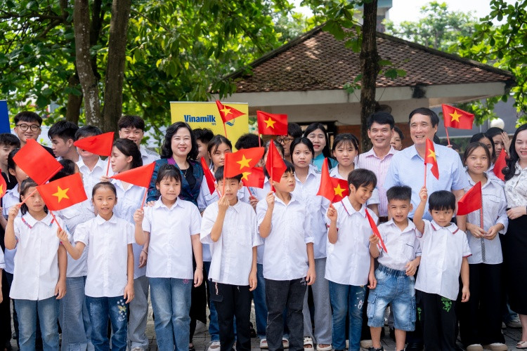 Đoàn công tác tới thăm hỏi và trao quà cho các “mẹ” và hơn 100 trẻ em mồ côi, có hoàn cảnh đặc biệt khó khăn tại Làng trẻ em SOS Việt Trì. Đoàn công tác tới thăm hỏi và trao quà cho các “mẹ” và hơn 100 trẻ em mồ côi, có hoàn cảnh đặc biệt khó khăn tại Làng trẻ em SOS Việt Trì.