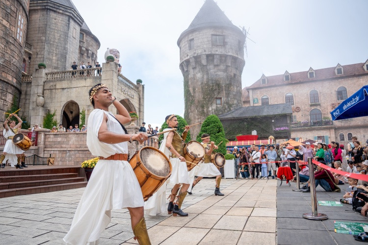 Hệ thống Sun World nổi tiếng với các công trình du lịch biểu tượng như Bà Nà Hills và các show diễn hấp dẫn, độc đáo