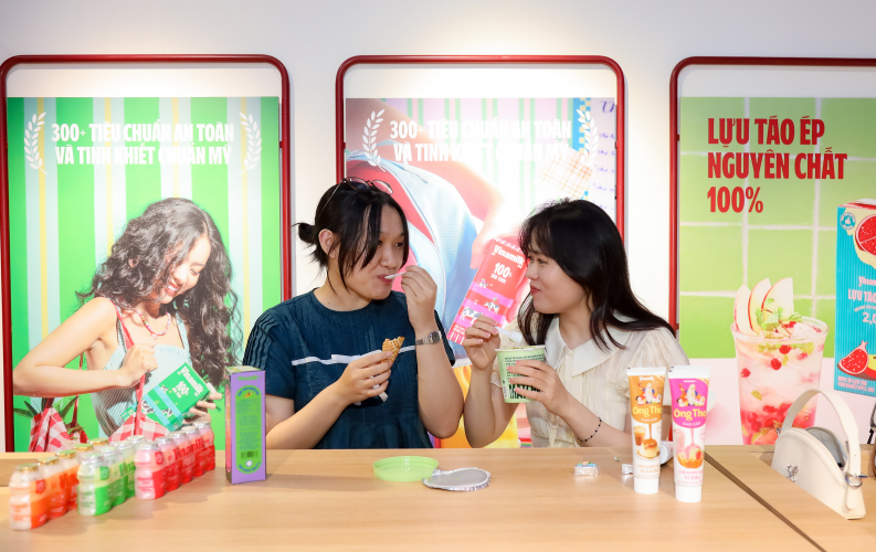 Đổi mới ấn tượng, “bắt sóng” giới trẻ, Vinamilk được nhóm khách hàng trẻ chú ý và yêu thích (Ảnh: Nguyên Phương).