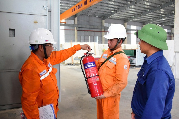 EVNHANOI thường xuyên tuyên truyền về sử dụng điện an toàn và phòng chống cháy nổ tới các cơ sở sản xuất, kinh doanh EVNHANOI thường xuyên tuyên truyền về sử dụng điện an toàn và phòng chống cháy nổ tới các cơ sở sản xuất, kinh doanh