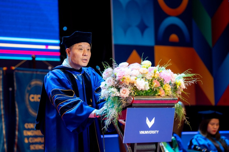 GS. Vũ Hà Văn - Giám đốc Khoa học VinBigData, Giáo sư Toán tại Đại học Yale và thành viên Hội đồng Trường VinUni phát biểu tại buổi lễ tốt nghiệp GS. Vũ Hà Văn - Giám đốc Khoa học VinBigData, Giáo sư Toán tại Đại học Yale và thành viên Hội đồng Trường VinUni phát biểu tại buổi lễ tốt nghiệp