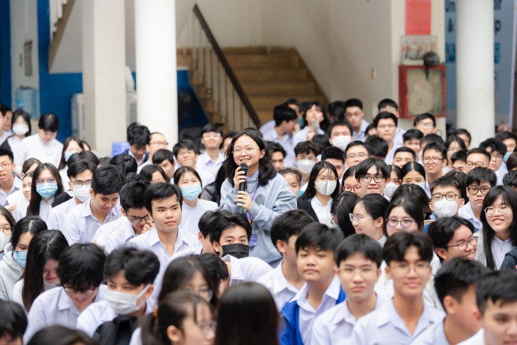 Điểm dừng tiếp theo trong chuỗi roadshow khu vực miền Nam - Trường Phổ thông Năng khiếu - Đại học Quốc gia, TP.Hồ Chí Minh. Tại buổi roadshow, Tiếng nói Xanh nhận được sự quan tâm và hưởng ứng nhiệt tình của các bạn học sinh, với những câu hỏi thú vị về các kỹ năng cần thiết cho cuộc thi. Điểm dừng tiếp theo trong chuỗi roadshow khu vực miền Nam - Trường Phổ thông Năng khiếu - Đại học Quốc gia, TP.Hồ Chí Minh. Tại buổi roadshow, Tiếng nói Xanh nhận được sự quan tâm và hưởng ứng nhiệt tình của các bạn học sinh, với những câu hỏi thú vị về các kỹ năng cần thiết cho cuộc thi.