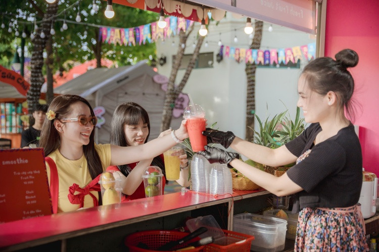 Giới trẻ thích thú khám phá thiên đường ẩm thực tại chợ đêm Vui Fest Giới trẻ thích thú khám phá thiên đường ẩm thực tại chợ đêm Vui Fest