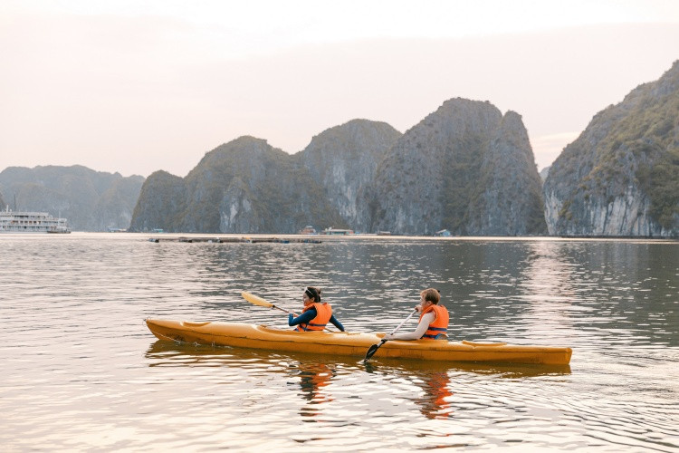 Du khách khám phá vẻ đẹp của Vịnh Lan Hạ thuộc Quần đảo Cát Bà (Hải Phòng)